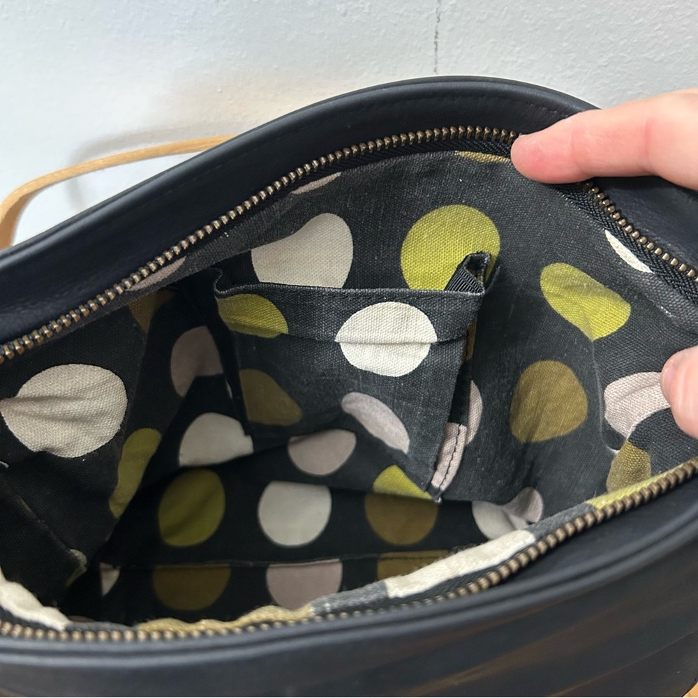 Capricho De Muñeca Soft Lightweight Black Leather Crossbody Bag - Picture 8 of 11